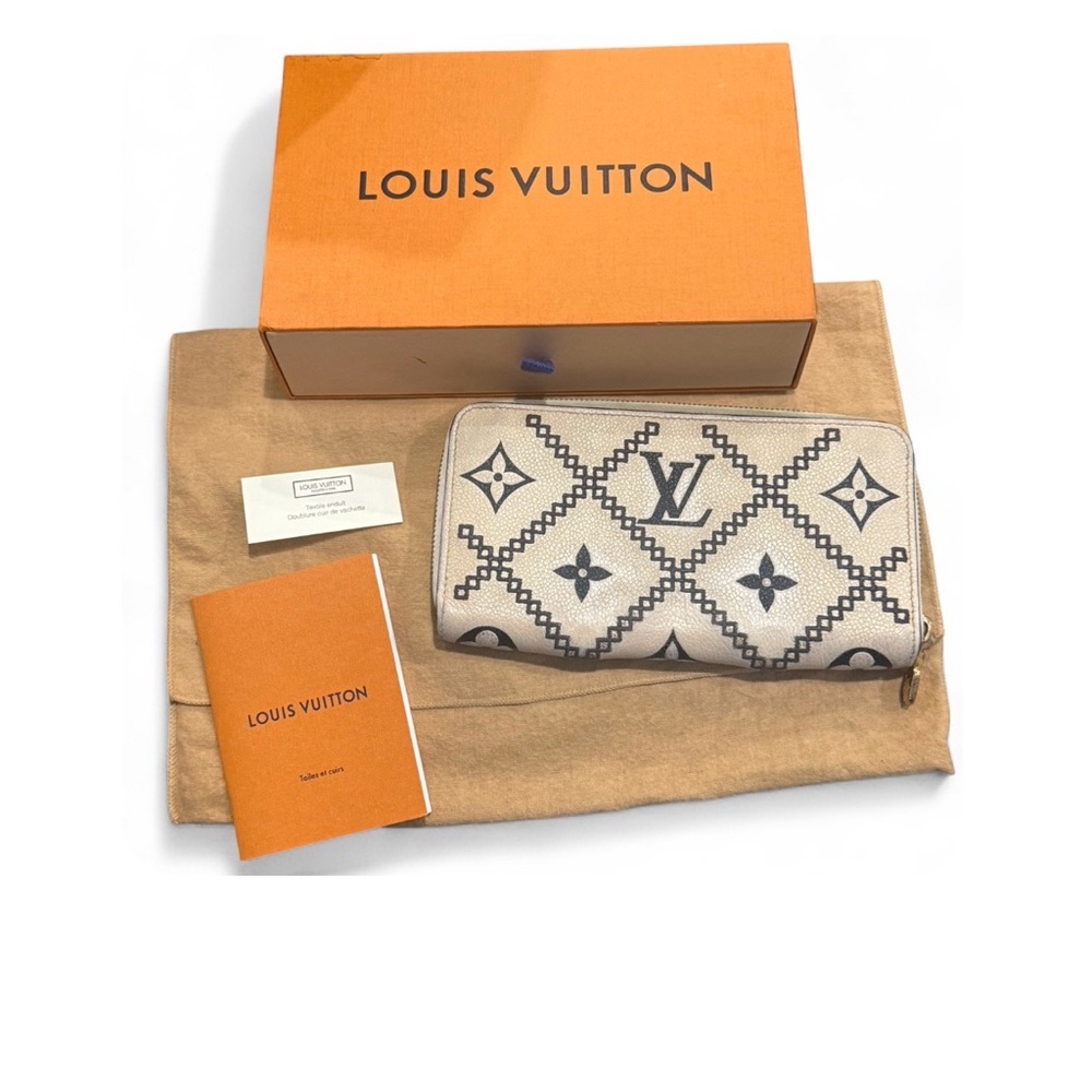 Louis Vuitton Beige Monogram Wallet - Picture 8 of 14
